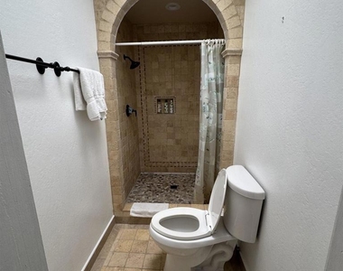 890 Hawthorne Dr - Photo Thumbnail 9