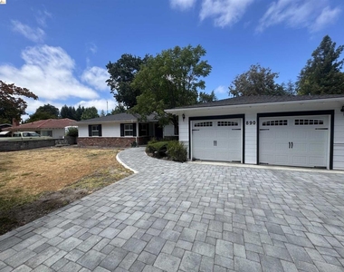 890 Hawthorne Dr - Photo Thumbnail 1