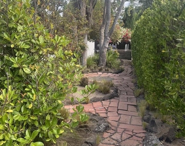 890 Hawthorne Dr - Photo Thumbnail 13