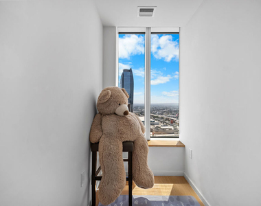 889 Francisco Street - Photo Thumbnail 13