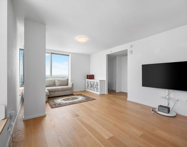889 Francisco Street - Photo Thumbnail 5