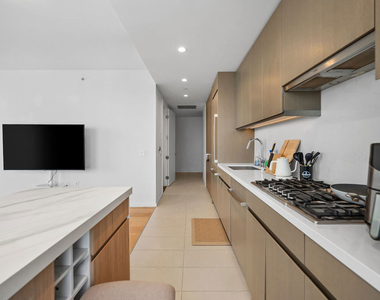 889 Francisco Street - Photo Thumbnail 10