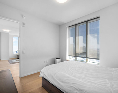 889 Francisco Street - Photo Thumbnail 15