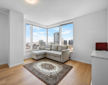 889 Francisco Street - Photo Thumbnail 6