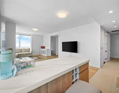 889 Francisco Street - Photo Thumbnail 11
