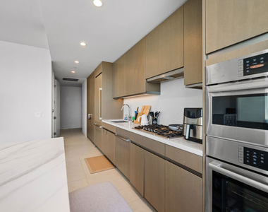 889 Francisco Street - Photo Thumbnail 12