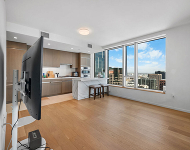 889 Francisco Street - Photo Thumbnail 8
