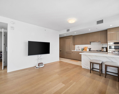 889 Francisco Street - Photo Thumbnail 9