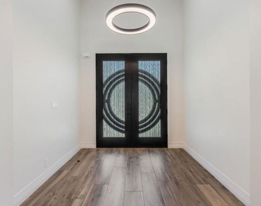 17520 Embassy Drive - Photo Thumbnail 9