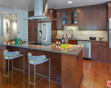 10700 Wilshire Boulevard - Photo Thumbnail 6