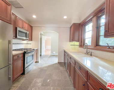 219 S Hamilton Drive - Photo Thumbnail 8