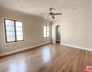 219 S Hamilton Drive - Photo Thumbnail 4