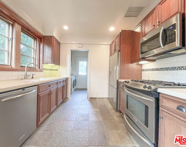 219 S Hamilton Drive - Photo Thumbnail 9