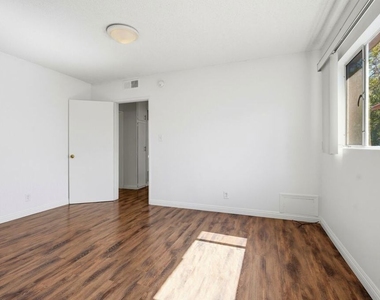 1475 S Wooster Street - Photo Thumbnail 13