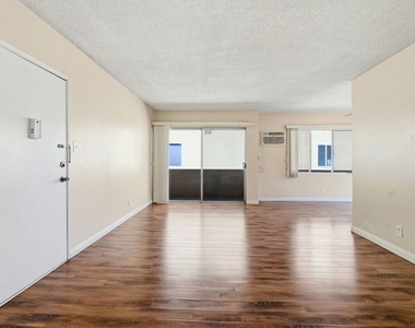 1475 S Wooster Street - Photo Thumbnail 2
