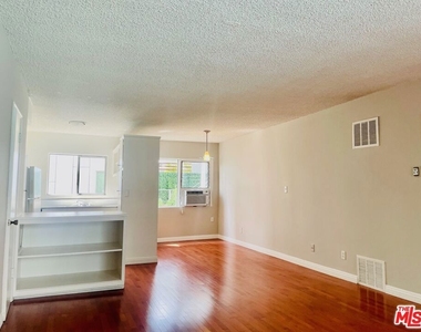 941 N San Vicente Boulevard - Photo Thumbnail 3