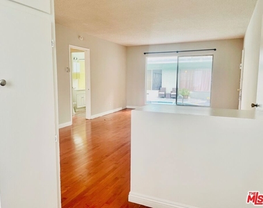941 N San Vicente Boulevard - Photo Thumbnail 4