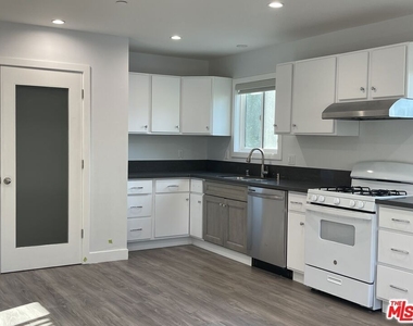 6204 Mayfield Avenue - Photo Thumbnail 9