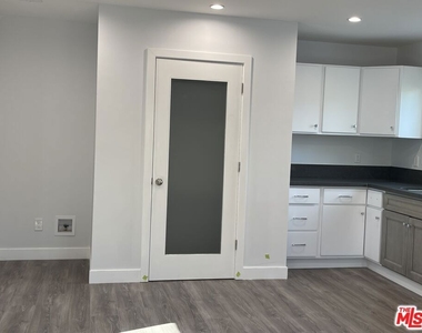 6204 Mayfield Avenue - Photo Thumbnail 7