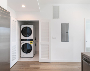 829 Larrabee Street - Photo Thumbnail 9
