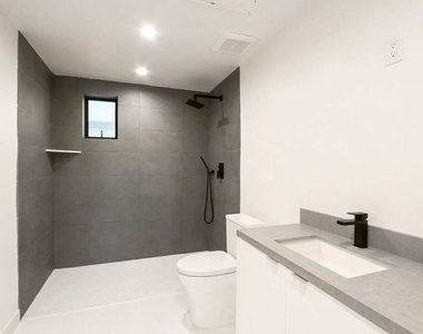 829 Larrabee Street - Photo Thumbnail 7