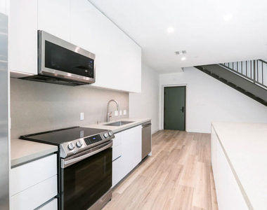 829 Larrabee Street - Photo Thumbnail 2
