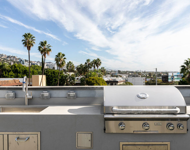 829 Larrabee Street - Photo Thumbnail 13