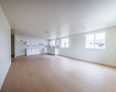 948 E 21st Street - Photo Thumbnail 5