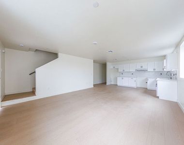 948 E 21st Street - Photo Thumbnail 7