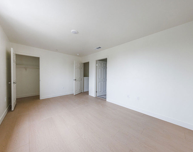 948 E 21st Street - Photo Thumbnail 11