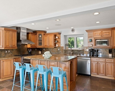 647 Loring St - Photo Thumbnail 5