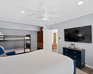 647 Loring St - Photo Thumbnail 24