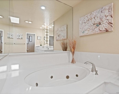 647 Loring St - Photo Thumbnail 22