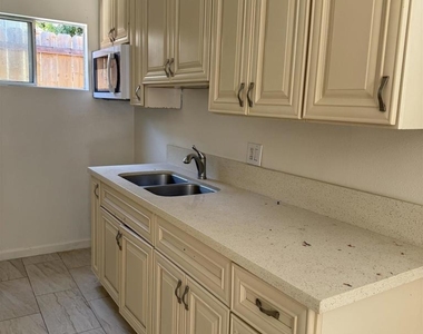 1207 E 8th - Photo Thumbnail 5