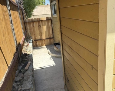 1207 E 8th - Photo Thumbnail 3