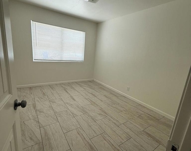 1207 E 8th - Photo Thumbnail 4