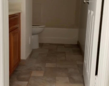 825 Warwick Avenue - Photo Thumbnail 10