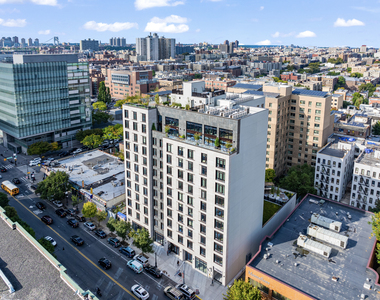 East 161st Street - Photo Thumbnail 6
