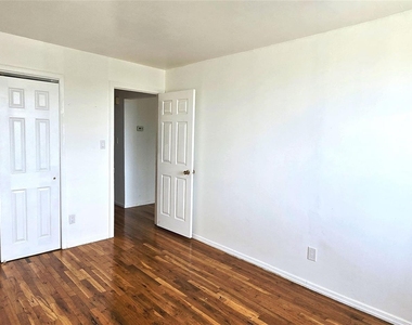 9517 84th Street - Photo Thumbnail 5