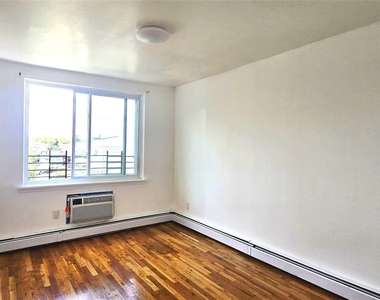 9517 84th Street - Photo Thumbnail 4