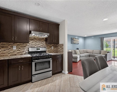 343 Lancaster Court - Photo Thumbnail 6