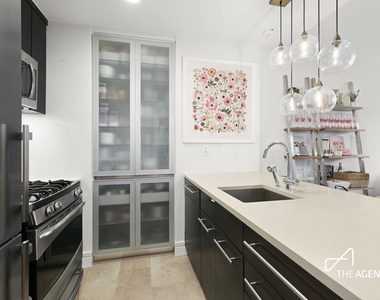 212 W 72nd Street - Photo Thumbnail 2