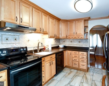 9401 Hickory View Place - Photo Thumbnail 8