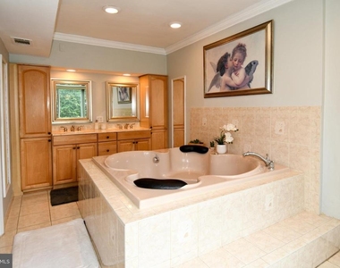 9401 Hickory View Place - Photo Thumbnail 25
