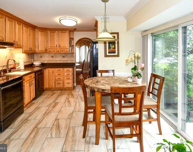 9401 Hickory View Place - Photo Thumbnail 10