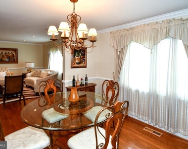 9401 Hickory View Place - Photo Thumbnail 12