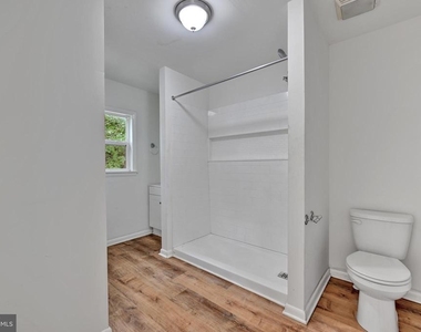 811 Seagrove Road E - Photo Thumbnail 4