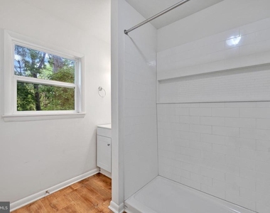 811 Seagrove Road E - Photo Thumbnail 16