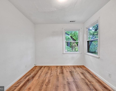811 Seagrove Road E - Photo Thumbnail 13