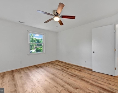 811 Seagrove Road E - Photo Thumbnail 12